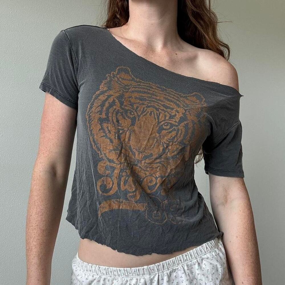Y2k cutout tiger graphic off the shoulder tee